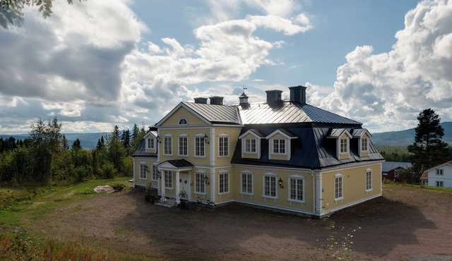 Unique Villa Grøndalen Gård with 5 bathrooms, only 15 minutes from Trysil ski center.