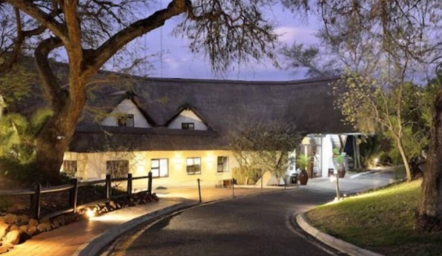 UNIT IS SERVICED DAILY SO EXPLORE/SAFARI/BALLOON BY DAY. AT NIGHT, ENJOY NATURE!