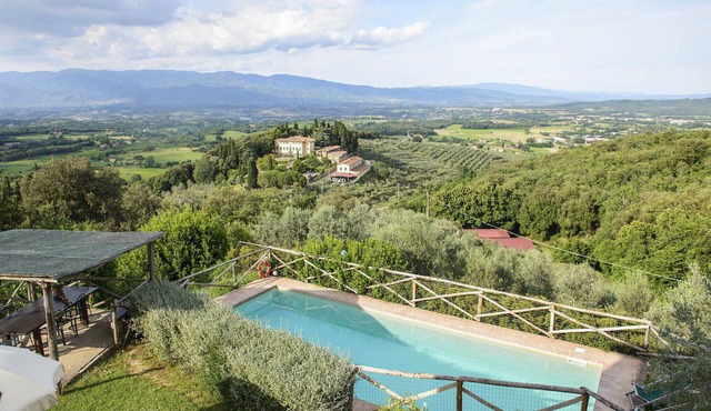 Unspoilt farmstay with private pool, amazing panorama over the valley and wine