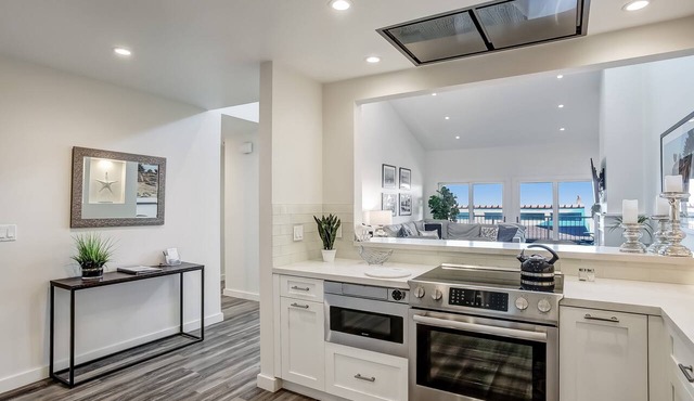 Updated Penthouse! Steps from the sand at Leadbetter Beach, pool, spa, BBQ and more!