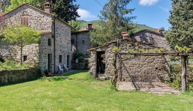 Vacation Home "Fienile Con Piscina Vicino Firenze" with Mountain View, Shared Pool & Wi-Fi