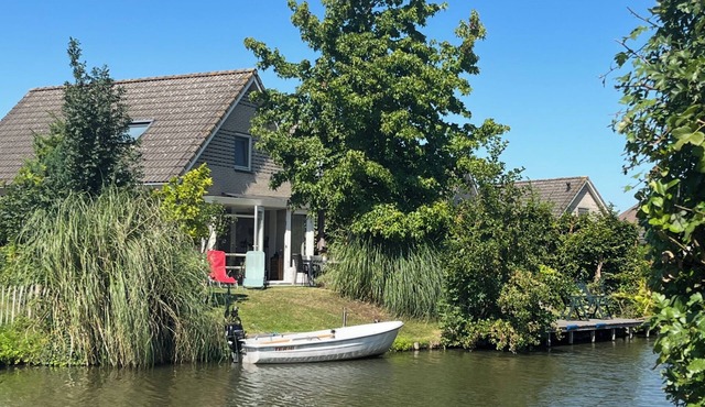 Vacation home on the water with two private jetties and boat, W-Lan