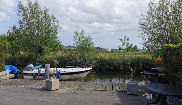 Vacation home with jetty in North Holland