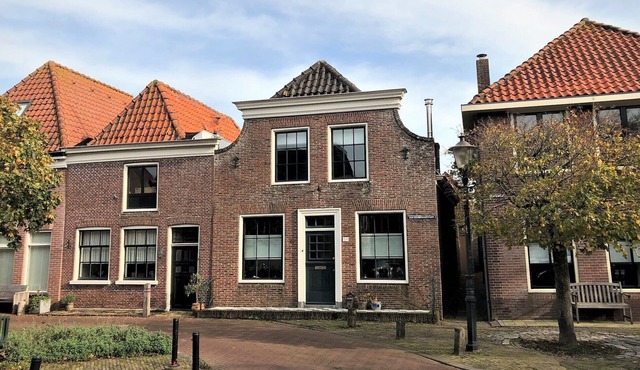 VanGogh House Medemblik, historic vacation home in old town, with fireplace