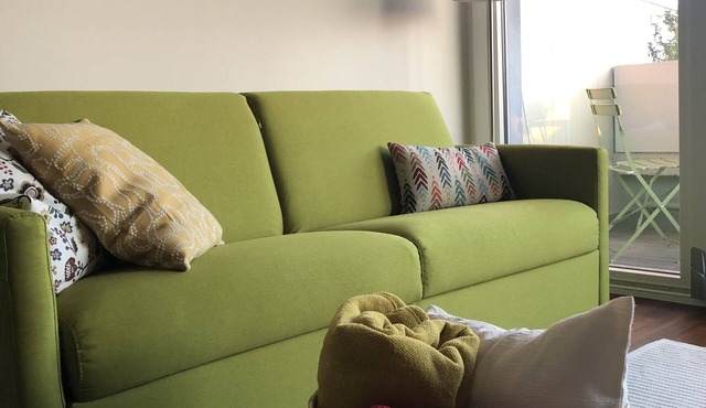 Very bright studio apartment with balcony, in residential area with services and means.