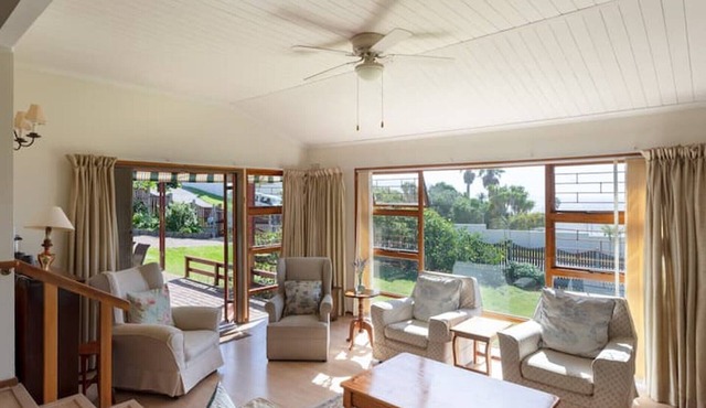 Views, Beaches, Barbeques and more at Tom's Cabin: 3 Bedrooms, Sleeps 6