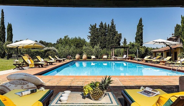 Villa Andressa Grande: A spacious and welcoming age-old estate in the characteristic style of the Tuscan countryside, with Free WI-FI.