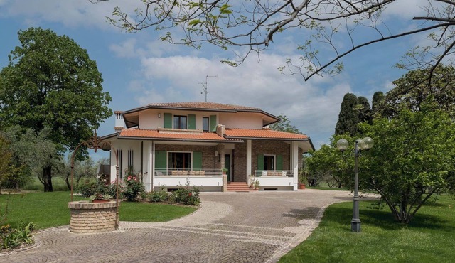 Villa in the green, perfect for visiting Marche and Romagna, sea and hills.