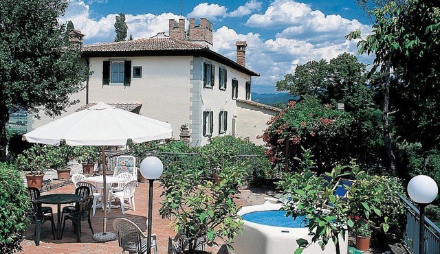 Villa Alfiere, fully refundable with voucher*: A splendid three-story villa situated in a secluded location surrounded by meadows and by green hills, with Free WI-FI.