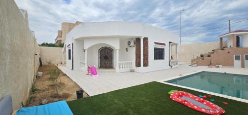 Villa avec piscine spacieuse s2