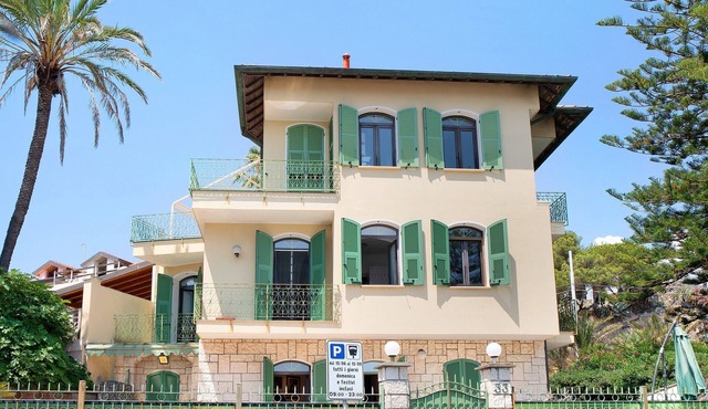 Villa 'Capriccio' with Sea View, Private Terrace and Private Garden