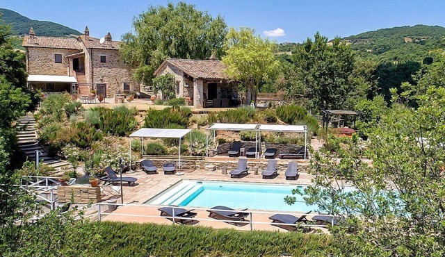 Villa Cenobio B: A characteristic and welcoming apartment that is part of an ancient country house made of stone, with Free WI-FI.