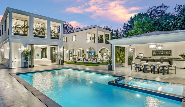 Villa Colette by LuxJB 🏆 Beverly Hills Mansion with Resort-Style Service