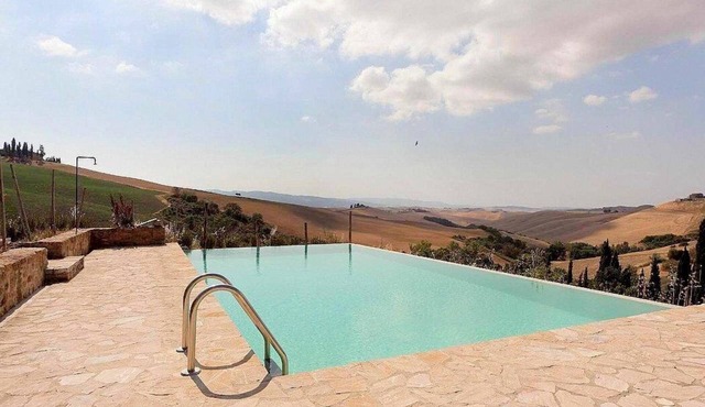 Villa Coratina: A characteristic and welcoming two-story villa situated in a quiet location, a few minutes from the town center, with Free WI-FI.