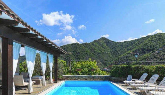 Villa 'Daphne Pool and Jacuzzi' with Private Pool, Wi-Fi and Air Conditioning