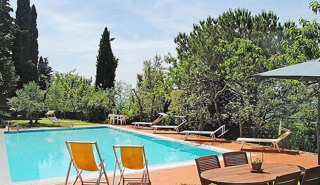 Villa del Nibbio: A characteristic and welcoming two-story age-old farm house located in an isolated position, on the slopes of a hill which is covered with olive groves, with Free WI-FI.