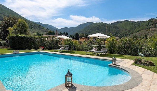 Villa delle Viole: An elegant and welcoming two-story apartment that is part of a villa immersed in a splendid landscape, in a lovely little hamlet, with Free WI-FI.