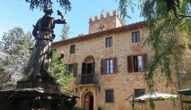 Villa Doralicia A: A characteristic and welcoming two-story historical villa surrounded by the greenery, with Free WI-FI.