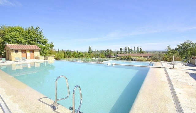 Villa Fontanile A: An elegant and welcoming apartment that is part of a small villa surrounded by the greenery, with Free WI-FI.