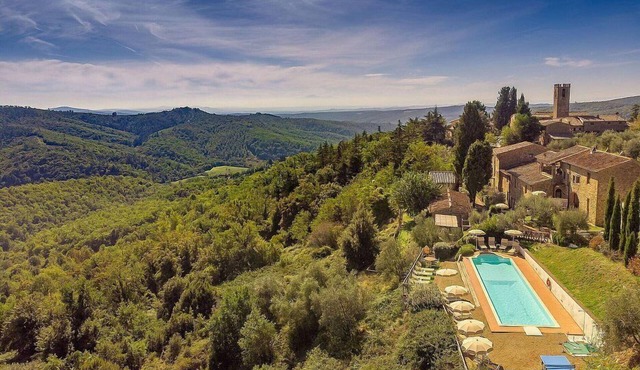 Villa Gallonero: A spacious age-old farm house surrounded by the greenery, with Free WI-FI.