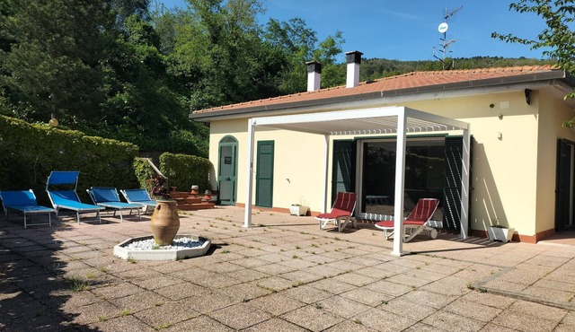 Villa 'Gloria Guest House' with Sea View, Wi-Fi, and Air Conditioning