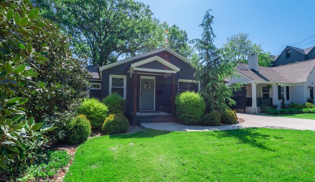 Villa Heights Bungalow minutes from NoDa and Uptown