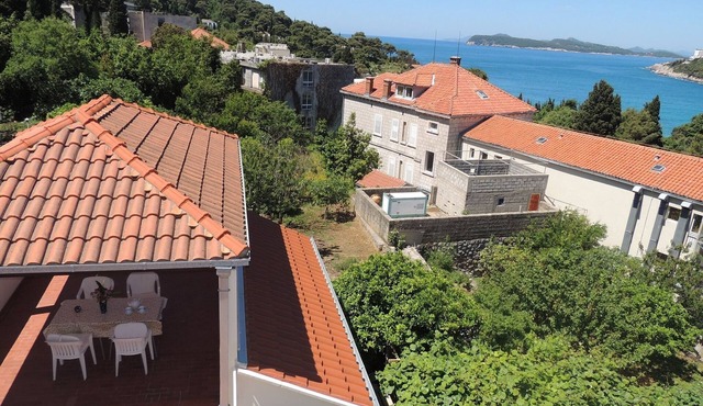 Villa Hortenzia - Three-Bedroom Apartment with Terrace and Sea View