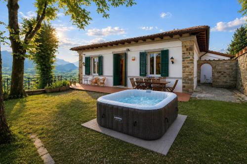 Villa Il Poggiolino Luxury Tuscan Villa with Garden and Panoramic Views