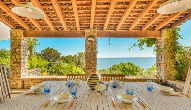 Villa Il Tuffatore – Authentic Rustic Charm with Breathtaking Views over the Gulf of PoetsNestled in the silence and scents of the Mediterranean maquis, Villa Il Tuffatore is a haven of authentic Ligurian charm, where time seems to slow down. Located i