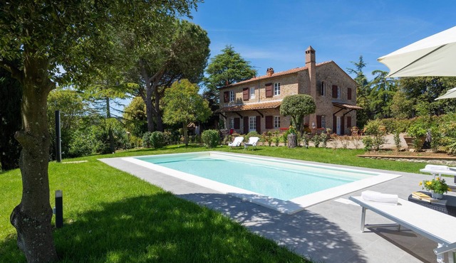 Villa in Gambassi with pool, A/C, village and restaurant at walking distance,