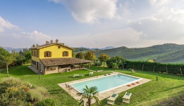 Villa in Piandimeleto with Pool & Sauna