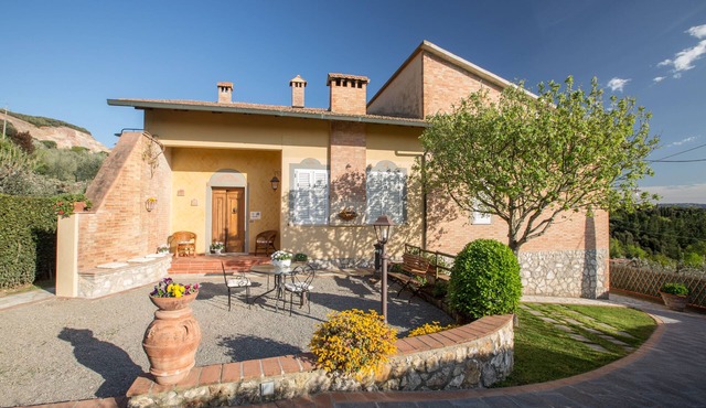 Villa in the town of Iano. Sleeps 8 with AC, Wi-Fi, private garden and pool!