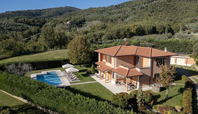 Villa in Tuscany with Private Pool & Views