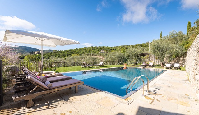 Villa just 14 km to Florence, 8 bedrooms. Garden, private pool and Wi-Fi!