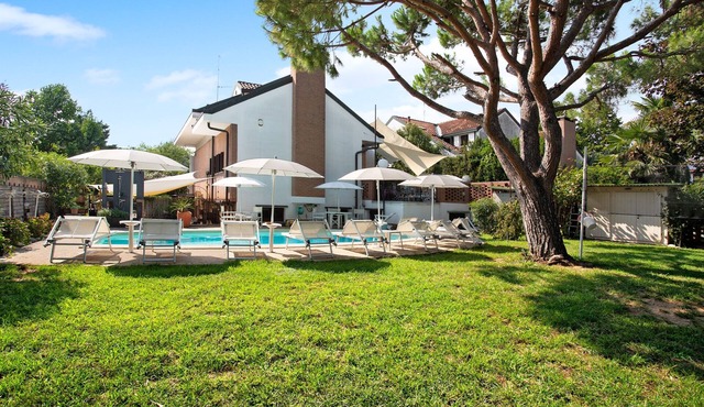"Villa La Palmetta" with Pool, Terrace & Wi-Fi