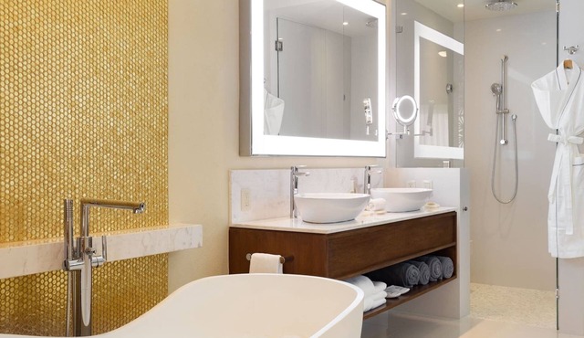 Villa La Valencia - One Bedroom Pool view suite