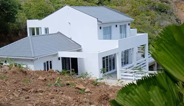 Villa Latanyé - 4-bedroom modern villa -Sophisticated Living Above the Bay
