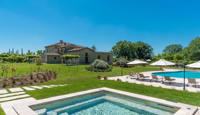 Villa Le Chiarne 22, Emma Villas