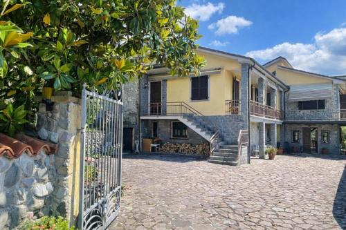 Villa Le Due Rose, up to 10pax with garden in Lunigiana - mytouristhome