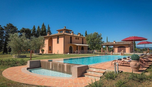 Villa Lirica: An elegant historical villa surrounded by the greenery, with Free WI-FI.