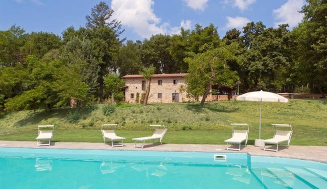 VILLA LIZ Tuscany, private pool, hot tub, property fenced, pets allowed