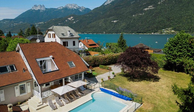 Villa Mariette, large charming villa with lake view, swimming pool and large garden