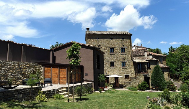 Villa MOKA, modern STUDIO in a farmhouse (15th cent.); Montefeltro (Le Marche)