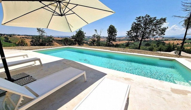 Villa Monteluce A: A welcoming apartment that is part of an ancient country house surrounded by meadows and by green hills, with Free WI-FI.