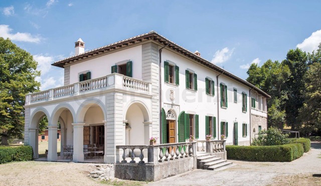Villa near Florence with private pool (you have a German contact person)