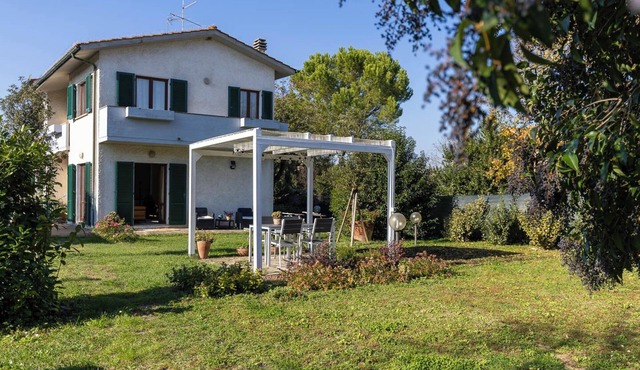 Villa of 120 square meters, surrounded by a large garden, equipped and whirlpool spa