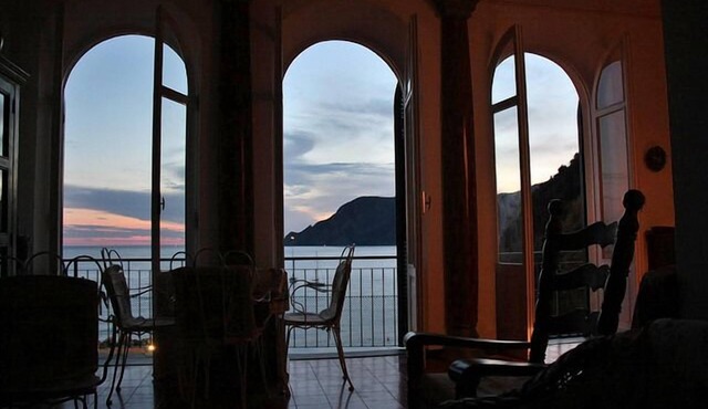 Villa on two stories overlooking the harbor of Vernazza. Wi-Fi & AC