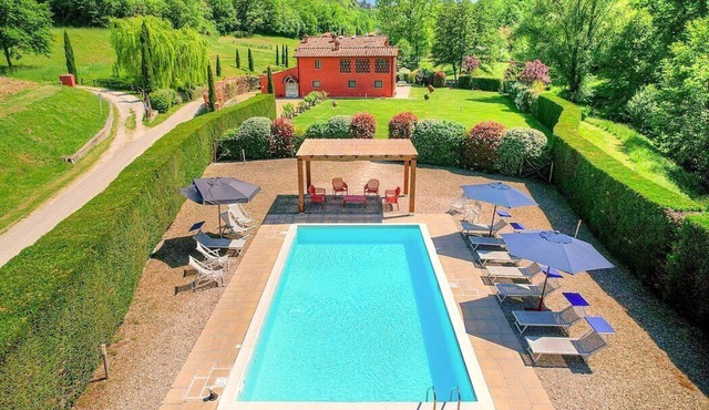 Villa Porporina: A characteristic and welcoming two-story ancient tuscan country house surrounded by meadows and by green hills, with Free WI-FI.