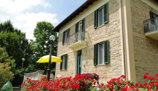 Villa, private pool,mountain views. Aircon included in price. Visit cinqueterre!