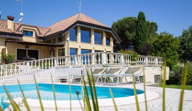Villa Rolls - Porzione di Villa con piscina,giardino e parcheggi